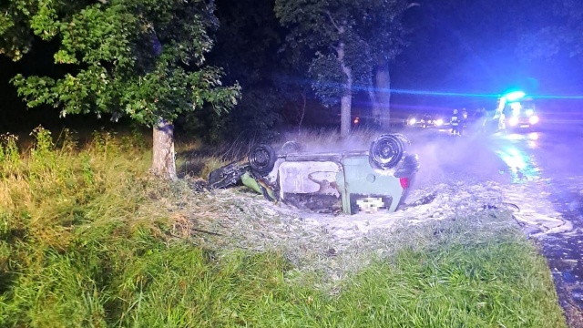 We wtorek późnym wieczorem doszło do niebezpiecznego wypadku na drodze wojewódzkiej nr 106. W okolicy miejscowości Sąpolnica, pod Nowogardem samochód osobowy dachował i uderzył w drzewo, po czym stanął w płomieniach.