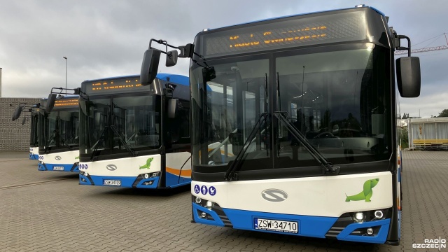 Na ulice Świnoujścia wyjedzie pięć nowych autobusów komunikacji miejskiej, które zakupione zostały w ramach pierwszego naboru z Rządowego Funduszu Polski Ład. Autobusy spełniają normę EURO 6.
