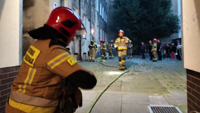 Trzy zastępy straży gasiły pożar w centrum Szczecina. Ogień pojawił się w mieszkaniu w oficynie kamienicy przy ulicy Jagiellońskiej.