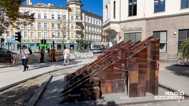 Aleja Wojska Polskiego w Szczecinie wyremontowana, a Labirynt na jej końcu dalej straszy. Temat niedziałającej szczecińskiej fontanny przy placu Zwycięstwa powraca jak bumerang. Miasto zapowiedziało jej remont, jest jednak problem, nie chciała się tego podjąć żadna firma. Miasto unieważniało przetargi.