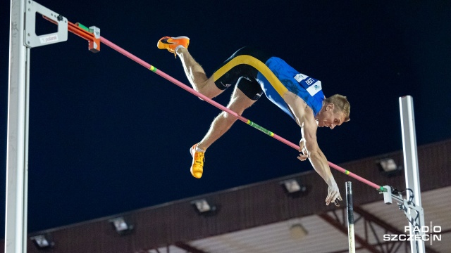 Lekkoatletycznych gwiazd i komarów, które przeszkadzały sportowcom i kibicom nie brakowało w 6. Memoriale Wiesława Maniaka w Szczecinie. Spośród 11 konkurencji najwięcej emocji dostarczył konkurs skoku o tyczce z udziałem Piotra Liska. Ostatecznie tyczkarz OSOT-u Szczecin musiał zadowolić się drugim miejscem choć uzyskał taki sam wynik co triumfator Emmanouil Karalis. Grek pokonał jednak 5.70 w pierwszej próbie a Piotr Lisek w drugiej i to zadecydowało o kolejności na podium.