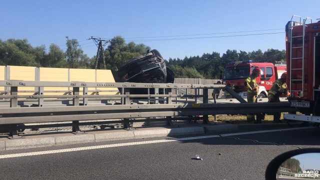 Dwie osoby zostały ranne po tym, jak samochód osobowy uderzył w barierki na drodze ekspresowej S3.