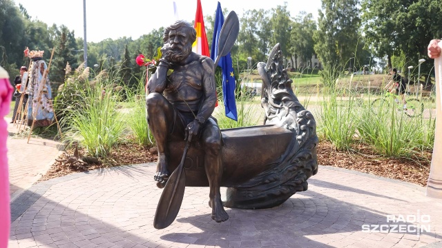 W Trzebieży odsłonięto pomnik Aleksandra Doby. Tak miasto uczciło pamięci o najsłynniejszym kajakarzu na świecie. Monument znajduje się na ulicy Leśnej naprzeciwko plaży.