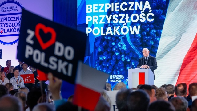 Prezes Prawa i Sprawiedliwości Jarosław Kaczyński przedstawiając program wyborczy przypomniał stałe wartości partii, na których ten program się opiera. Prezes podkreślił, że dla jego ugrupowania najważniejsza jest godność każdego człowieka.