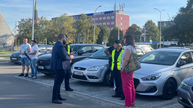 Chciał zapalić blanta ze swoimi wyborcami, zanim jednak zdążył to zrobić - zjawiła się policja. Ubiegający się o mandat posła z ramienia Konfederacji Łukasz Potyrała - noc spędził w komisariacie.