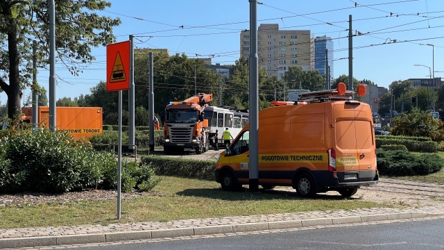 Na rondzie Giedrojcia tramwaj wypadł z szyn, właśnie trwa jego podnoszenie.
