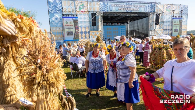 Dziękczynna msza święta dożynkowa to kulminacyjny punkt 35-tej edycji Targów AGRO POMERANIA w Barzkowicach. Jej uczestnicy dziękują za zebrane tegoroczne plony. Wyjątkową oprawę zapewniły dożynkowe wieńce, prezentowane przez rolników z całego regionu.