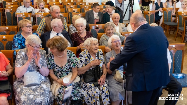 Czekaliśmy na uhonorowanie tego dnia od zakończenia II Wojny Światowej - tak mówią osoby będące dziećmi podczas napaści Niemiec na Polskę w 1939 roku. Nie kryją łez wzruszenia z okazji pierwszego narodowego święta Polskich Dzieci Wojny, które jest obchodzone 10 września. W niedzielę wieczorem uroczystości z wspólnym śpiewaniem piosenek patriotycznych odbyło się w klubie 13 Muz w Szczecinie.
