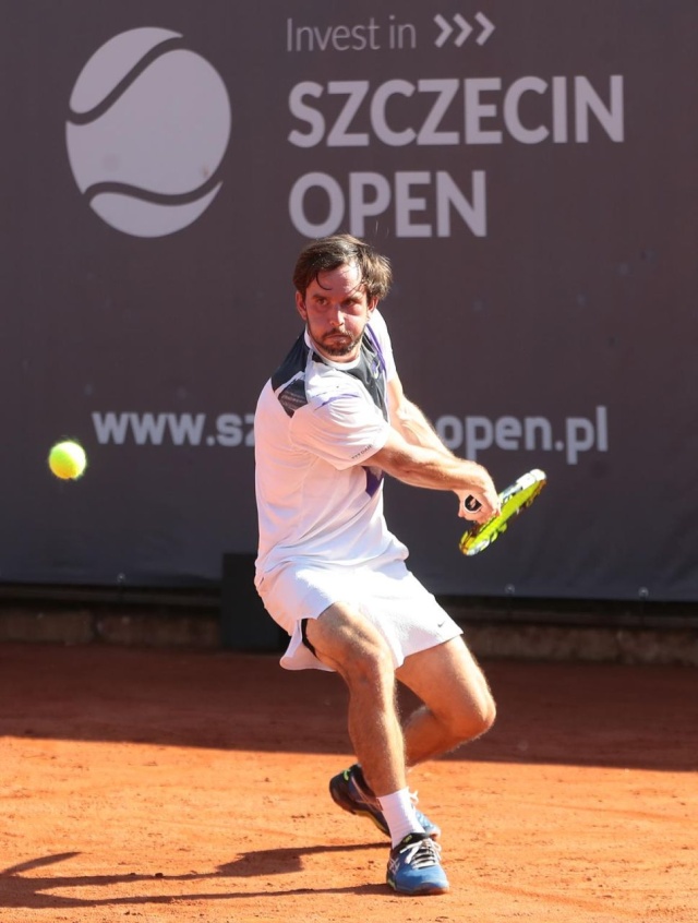 Mistrz Polski gra dalej w eliminacjach tenisowego turnieju Invest in Szczecin Open. Paweł Ciaś jako jedyny z biało-czerwonych tenisistów wygrał swój pojedynek w pierwszej rundzie kwalifikacji.