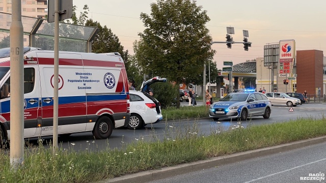 Samochód osobowy uderzył w barierę dźwiękochłonną. Jeden pas w kierunku ulicy Warcisława jest zamknięty dla ruchu.