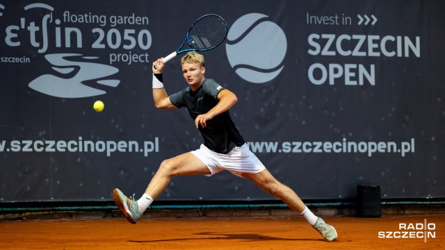 Maks Kaśnikowski awansował do 18 finału tenisowego challengera Invest In Szczecin Open na ziemnych kortach w Szczecinie.