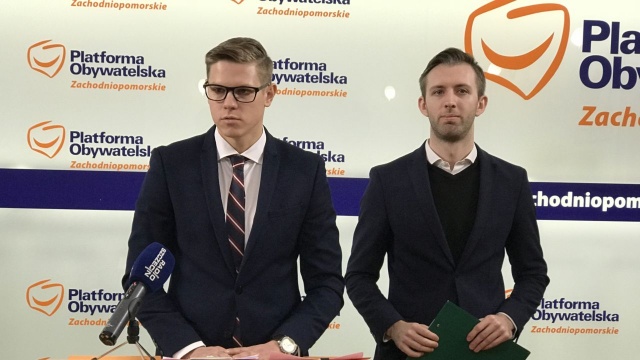 Niegdyś koledzy z młodzieżówki PO, dzisiaj jeden drugiemu odbiera głos a efektem jest zerwanie obrad jednej z komisji szczecińskiej rady miasta. Do takiej sytuacji doszło w tym tygodniu w czasie dyskusji o skardze mieszkańców Krzekowa. Na jej zakończenie, po uwadze od radnego Łukasza Kadłubowskiego, radny PO Patryk Jaskulski wyszedł z sali.