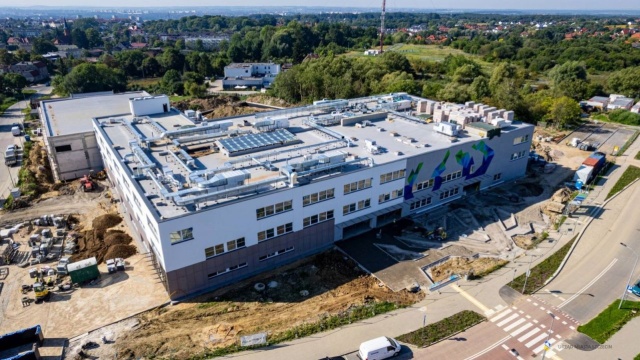 Trwa budowa szkoły na szczecińskim Warszewie. Przy ulicy Kredowej powstaje trzykondygnacyjny budynek z halą sportową, dodatkową salą do gimnastyki korekcyjnej oraz z widownią.