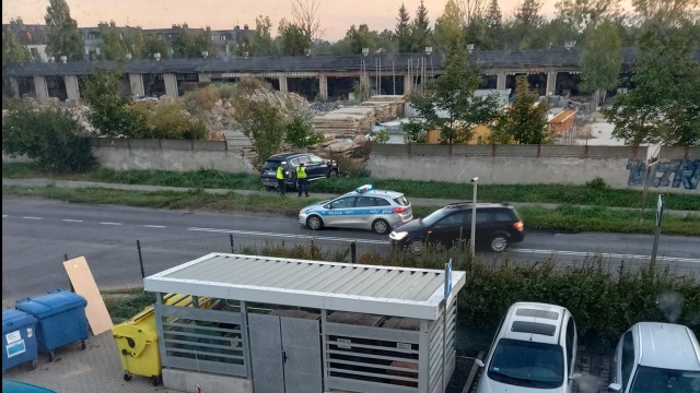 Samochód osobowy zjechał z drogi i wjechał w betonowe ogrodzenie. Do zdarzenia doszło na ulicy Do Rajkowa.