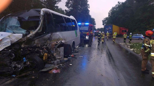Kierowca ciężarówki, 24-letni Marcin B., usłyszał zarzut doprowadzenia do katastrofy w ruchu lądowym ze skutkiem śmiertelnym. Chodzi o środowy wypadek na drodze wojewódzkiej nr 175. Zdaniem śledczych bardzo prawdopodobne jest, że to on doprowadził do zderzenia w busem.