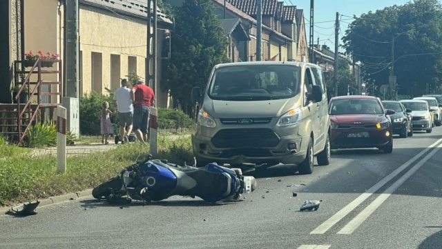 Potrącenie motocyklisty w Mierzynie pod Szczecinem. Do zdarzenia doszło na ulicy Weleckiej.