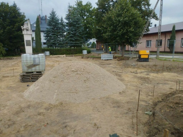 Trwa rewitalizacja placu pierwszych osadników, w rejonie ulic: Ofiar Katynia i Słowackiego w Dobrej koło Nowogardu. Wykonawca robót rozebrał już istniejącą nawierzchnię z płyt betonowych oraz usunął grunt.