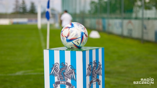 Piłkarze Świtu utrzymali prowadzenie w tabeli 3 ligi po sobotnich meczach ósmej kolejki grupy drugiej.