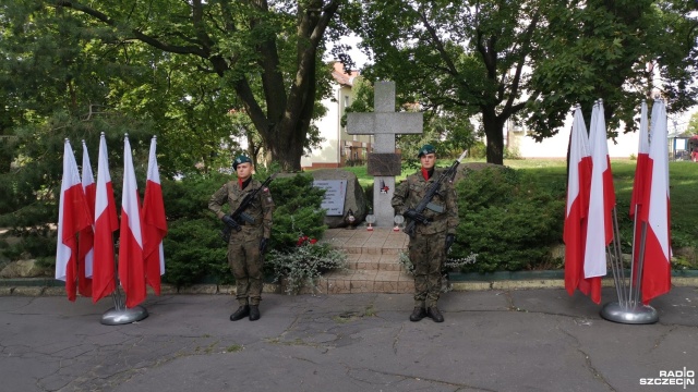 Pamięć ofiar pierwszych deportacji z polskich Kresów, w 84. rocznicę napaści Sowietów na Polskę, która przypieczętowała losy kampanii wrześniowej, uczciło Koło Sybiraków w Stargardzie podczas Mszy Św. celebrowanej w kościele pod wezwaniem Św. Ducha. Uroczystości z udziałem mieszkańców, organizacji kombatanckich i przedstawicieli władz samorządowych zakończyło złożenie wieców pod Pomnikiem Sybiraków zlokalizowanym obok kościoła. Działacze Koła Sybiraków w Stargardzie nie ukrywają, że tamten dramat jest stale obecny w ich codziennym życiu.