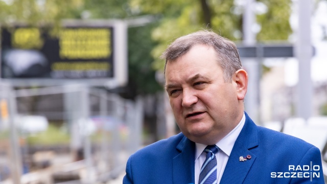 Z zarzutami o przywłaszczenie cudzego mienia, biega na dożynkach pod rękę ze Stanisławem Gawłowskim - poinformował w mediach społecznościowych koszaliński radny klubu Wspólny Koszalina, Błażej Papiernik.