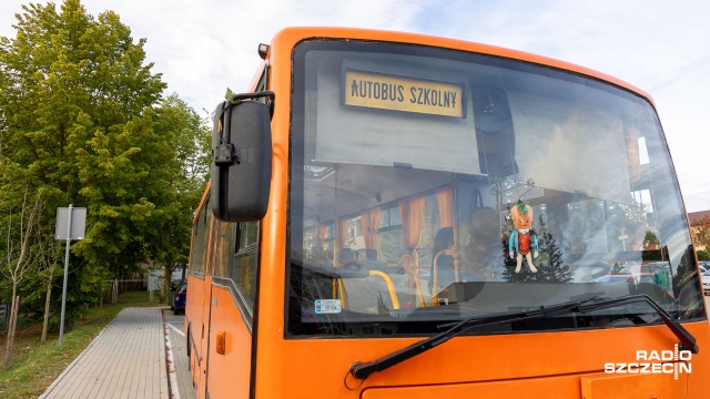 Nowy autobus szkolny będzie dowoził dzieci do podstawówki w Kobylance. Gmina otrzymała dofinansowanie na ten cel w ramach rządowego programu Polski Ład. W tej chwili trwają przygotowania do przetargu. Pierwsi uczniowie pojadą nim na początku przyszłego roku szkolnego.