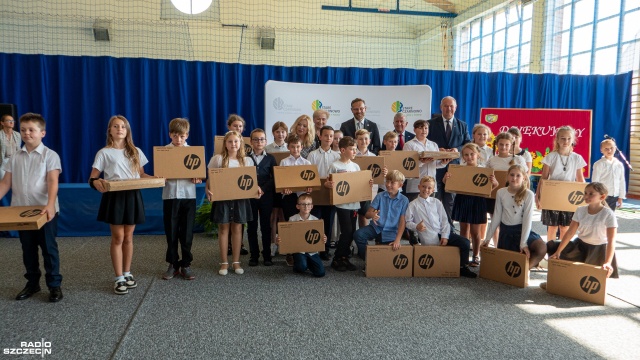 24 nowe laptopy trafiły w czwartek do uczniów Szkoły Podstawowej w Kołbaczu. Komputery przekazane zostały czwartoklasistom w ramach Krajowego Planu Odbudowy.