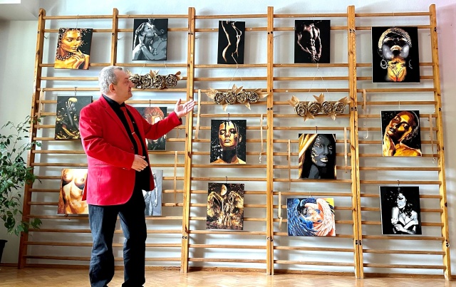 Malowanie było dla niego terapią, teraz swoje obrazy prezentuje w szpitalnej galerii. Prace stworzone przez pana Darka, pacjenta Dziennego Oddziału Psychiatrycznego Szpitala Zdroje ozdobiły sale gimnastyczną placówki.