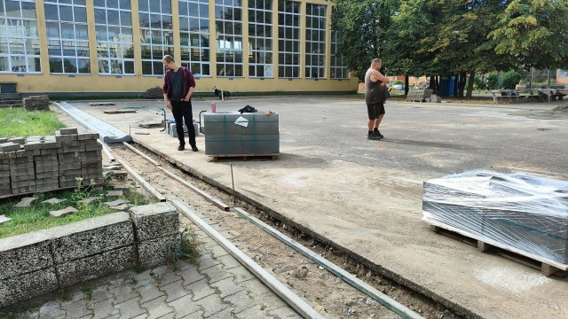 Przy Szkole Podstawowej nr 11 w Stargardzie powstaje wielofunkcyjne boisko oraz skocznia do skoku w dal.