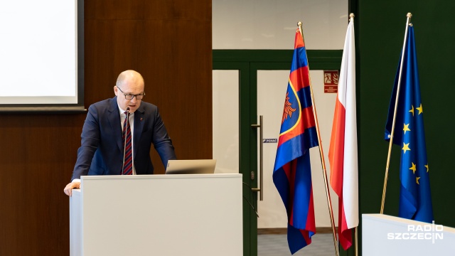 Chodzi o słowa Krystiana Wawrzyniaka, który w czwartek podczas dyskusji o problemach komunikacji miejskiej określił swoich podwładnych m.in. jako prostych ludzi, a braki kadrowe tłumaczył tym, że część osób musiał zwolnić za alkohol.