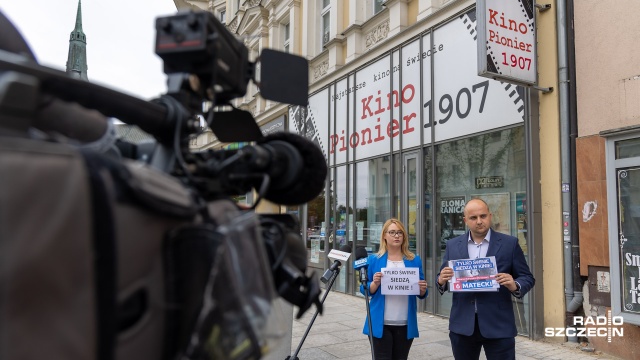 Zielona granica Agnieszki Holland to film antypolski, który szkaluje dobre imię funkcjonariuszy broniących naszego bezpieczeństwa - stwierdzili politycy Zjednoczonej Prawicy podczas konferencji przed Kinem Pionier.