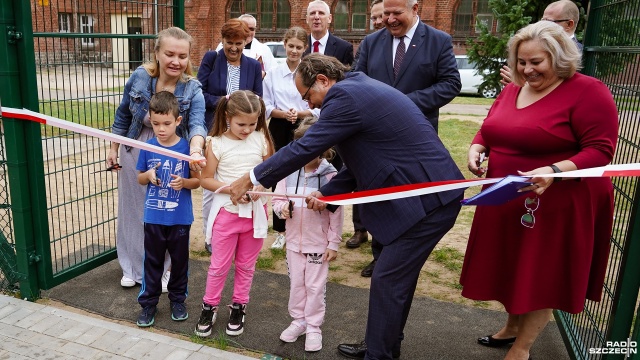 Boisko do gry w siatkówkę, koszykówkę oraz piłkę nożną, do tego plac zabaw dla dzieci - w Kamieniu Pomorskim przy Szkole Podstawowej nr 1 oddano do użytku wielofunkcyjne boisko wraz z remontem dachu w tej placówce oświatowej.
