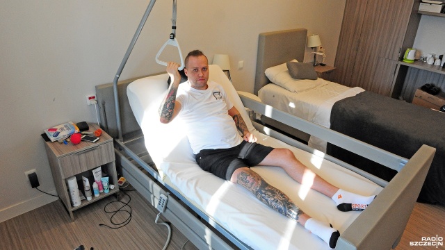 Skoczył na główkę do wody, z której już sam nie wypłynął. Teraz chce uświadamiać innych, jak skakać z głową, aby nie być w jego skórze.
