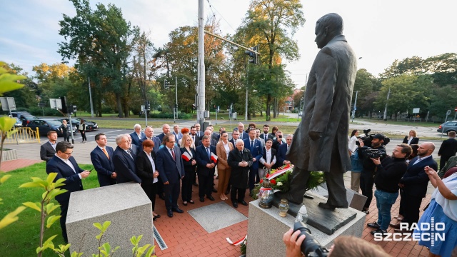 Po konwencji na Uniwersytecie Szczecińskim wicepremier i prezes PiS Jarosław Kaczyński udał się przed siedzibę Solidarności w al. Wojska Polskiego. Jarosław Kaczyński złożył tam kwiaty przed pomnikiem swojej śp. brata, prezydenta Lecha Kaczyńskiego.