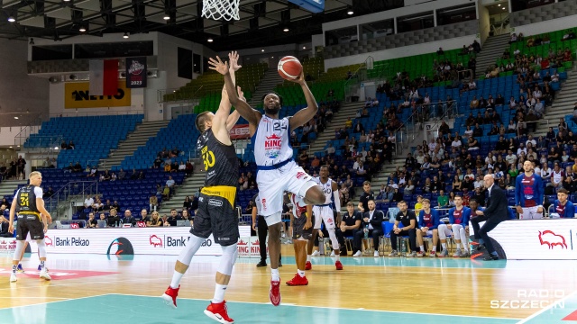 Mistrzowie Polski od zwycięstwa rozpoczęli zmagania w Orlen Basket Lidze. Koszykarze Kinga, w inauguracyjnym meczu, nowego sezonu pokonali w Szczecinie Sokoła Łańcut 85:79.