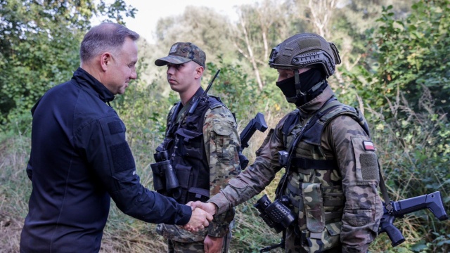 Prezydent Andrzej Duda podczas spotkania we Włodawie z funkcjonariuszami strzegącymi granicy powiedział, że wykonują oni nieprzerwanie swoją wytężoną i niezwykle ofiarną służbę.