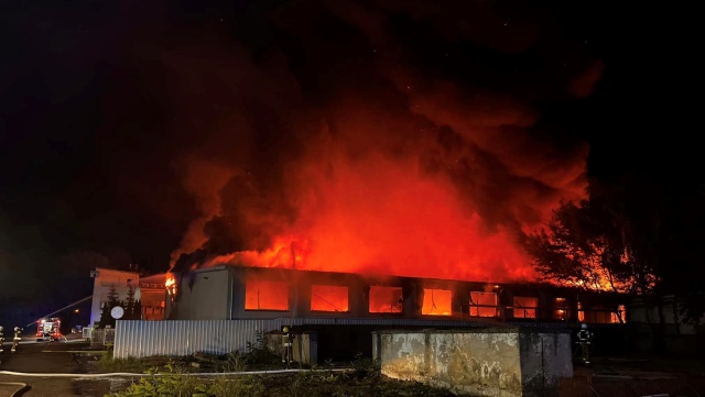 12 zastępów straży pożarnej gasiło pożar hali produkcyjnej. Płonął budynek przy ulicy Gdyńskiej w Stargardzie.
