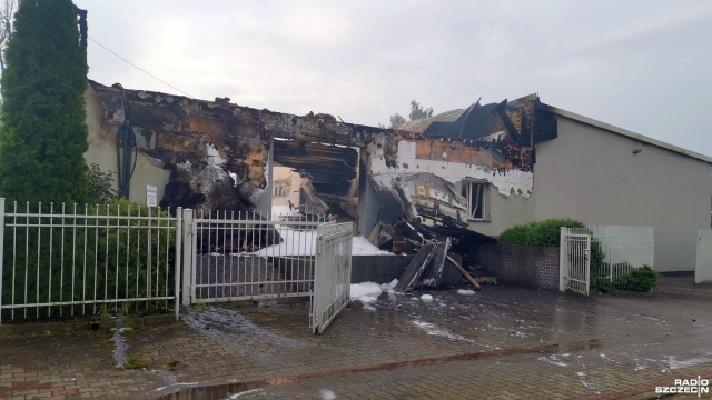 Dwanaście jednostek straży pożarnej gasiło w nocy pożar jednej z hal na poprzemysłowym terenie przy ul. Gdyńskiej w Stargardzie.
