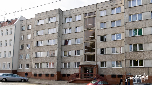 Strażacy i mieszkańcy budynku szybko zareagowali, dzięki czemu ogień się nie rozprzestrzenił. Tak o wczorajszym pożarze w Akademickim Domu Mieszkalnym przy ul. Szwoleżerów w Szczecinie mówił kierownik działu BHP Uniwersytetu Szczecińskiego - Dariusz Tyrka.