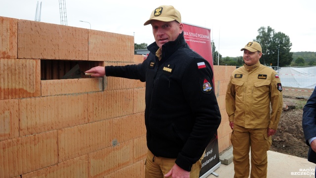 Budynek będzie zlokalizowany w pobliżu drogi ekspresowej S3. Jednostka będzie posiadać miejsca na pięć samochodów gaśniczych i sprzęt specjalistyczny.