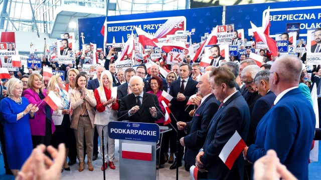 Prezes PiS Jarosław Kaczyński podczas konwencji w Jasionce pod Rzeszowem powiedział, że Prawo i Sprawiedliwość ocaliło Polskę przed negatywnymi skutkami pandemii i wojny na Ukrainie. Podkreślił, że było to możliwe dzięki suwerennemu, pracowitemu i kompetentnemu rządowi.
