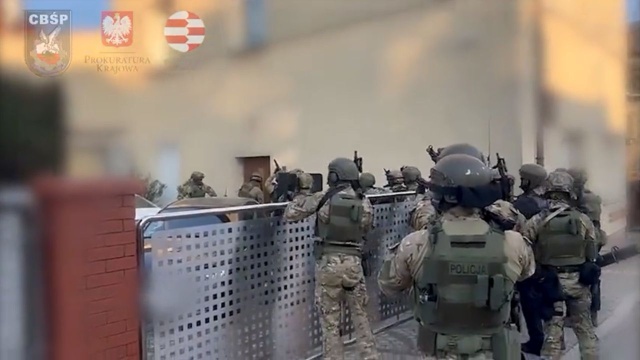Dziewięć osób zostało zatrzymanych przez funkcjonariuszy CBŚP w śledztwie dotyczącym gangu produkującego środki dopingujące. Zlikwidowano fabrykę sterydów, trzy magazyny i przejęto 300 tysięcy nielegalnych środków medycznych.