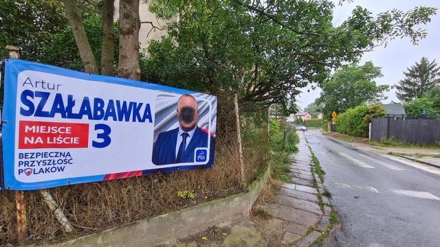 Zmasowana weekendowa akcja niszczenia plakatów i innych materiałów wyborczych posła PiS - informuje Artur Szałabawka. Banery były cięte ostrymi narzędziami i zamalowywane farbą bądź spray039em.