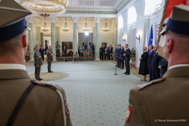 Dwie dymisje i dwa nowe powołania. Zwierzchnik Sił Zbrojnych prezydent Andrzej Duda przyjął dymisje dotychczasowego szefa Sztabu Generalnego Rajmunda Andrzejczaka oraz dowódcy operacyjnego Tomasza Piotrowskiego.