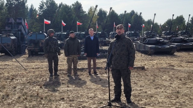 Szef Centralnego Wojskowego Centrum Rekrutacji, generał Mirosław Bryś poinformował, że do jego instytucji wpłynęło w tym roku ponad 56 tysięcy wniosków o przyjęcie do armii, z czego 38 tysięcy to prośby o przyjęcie do dobrowolnej służby zasadniczej.