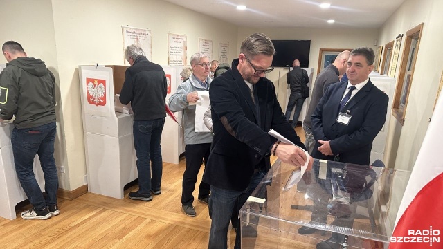 Jako pierwsi do urn poszli nasi rodacy za oceanem. Ze względu na różnicę czasową w Stanach Zjednoczonych, Kanadzie oraz Ameryce Łacińskiej Polonusi głosują dobę wcześniej. W Chicago w jednej z komisji wyborczej jest reporter Radia Szczecin, Jan Pachlowski.
