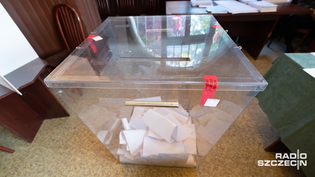 Dziś wybory do Sejmu i Senatu oraz referendum ogólnokrajowe. Spotkaliśmy się z politykami z regionu i udaliśmy się z nimi do lokali wyborczych.