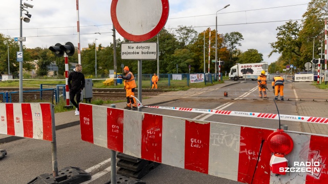 Ważna informacja dla kierowców oraz pasażerów szczecińskiej komunikacji miejskiej. Od rana całkowicie wyłączony z ruchu został przejazd kolejowo-drogowy przy ulicy Jagielońskiej.