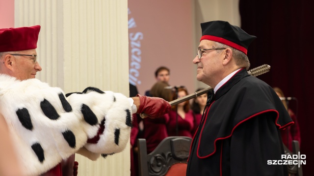 Kilkudziesięciu doktorantów Pomorskiego Uniwersytetu Medycznego odebrało swoje tytuły naukowe. Uczelnia wręczyła też dwa doktoraty honoris causa: dla profesora Wolfganga Scharecka i doktora Krzysztofa Kozłowskiego.