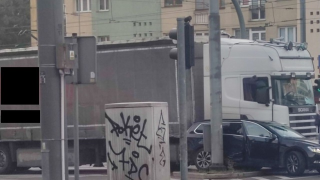 Przy Bramie Portowej na ulicy Wyszyńskiego w Szczecinie doszło do kolizji z udziałem TIR-a i samochodu osobowego.