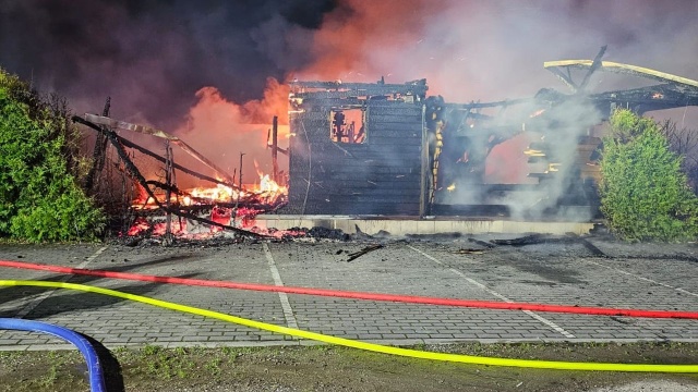 Nocny pożar w ośrodku wczasowym w Sarbinowie. Strażacy zgłoszenie otrzymali po godzinie 3 nad ranem.